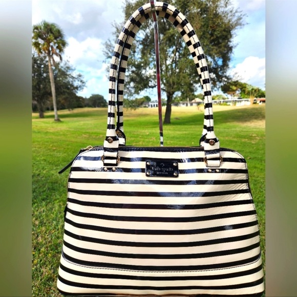 KATE SPADE BEAUTY!!! Like new condition - Picture 3 of 3